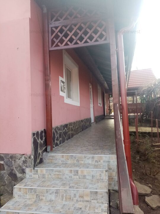 Vand casa in sat Moisa,la 30km de TG-M,cu 2 camere,mobilat si utilat,teren 26 ar