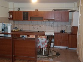 Apartament de închiriat 3 camere, în Bujoreni