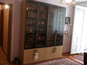 Apartament de închiriat 4 camere, în Râmnicu Vâlcea, zona 1 Mai