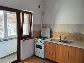 Apartament de vanzare 4 camere, în Ramnicu Valcea, zona Central