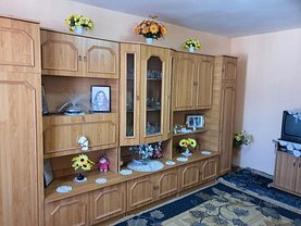 Apartament de vanzare 3 camere, în Ramnicu Valcea, zona Ostroveni