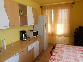 Casa de închiriat 4 camere, în Cristur