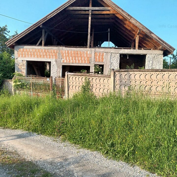 Vand casa constructie la rosu si teren 2732