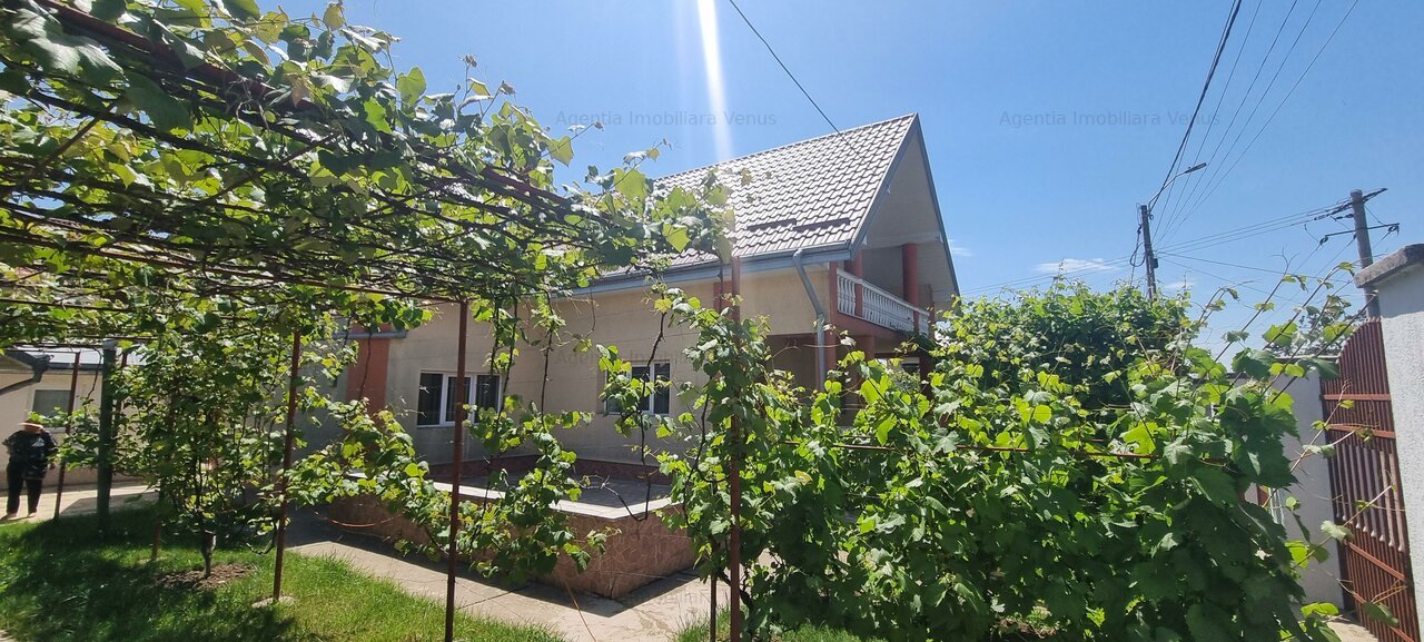 Casa cu etaj zona Bucovina