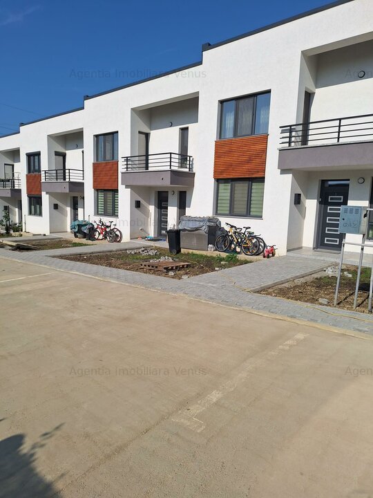 Casa noua cu etaj in complex de case noi, 120mp, construita din caramida in 2022