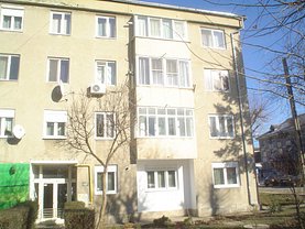 Apartament de închiriat 3 camere, în Caransebes, zona Central