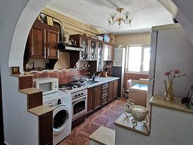 Apartament de vânzare 3 camere, în Bacău, zona 9 Mai
