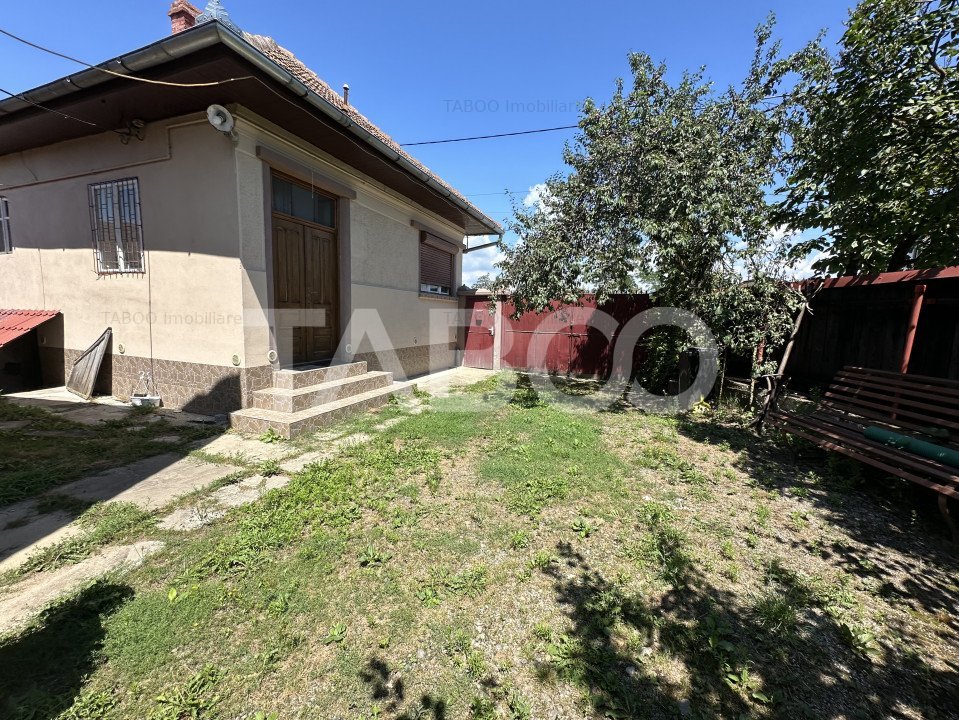 Casa cu 3 camere anexe gospodaresti service auto in comuna Mandra