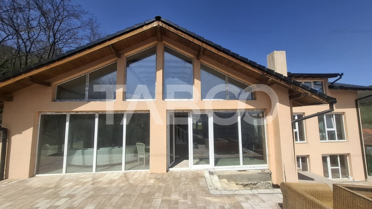 Casa de vanzare 405 mp utili 2 garaje 250 mp terase Slimnic Sibiu