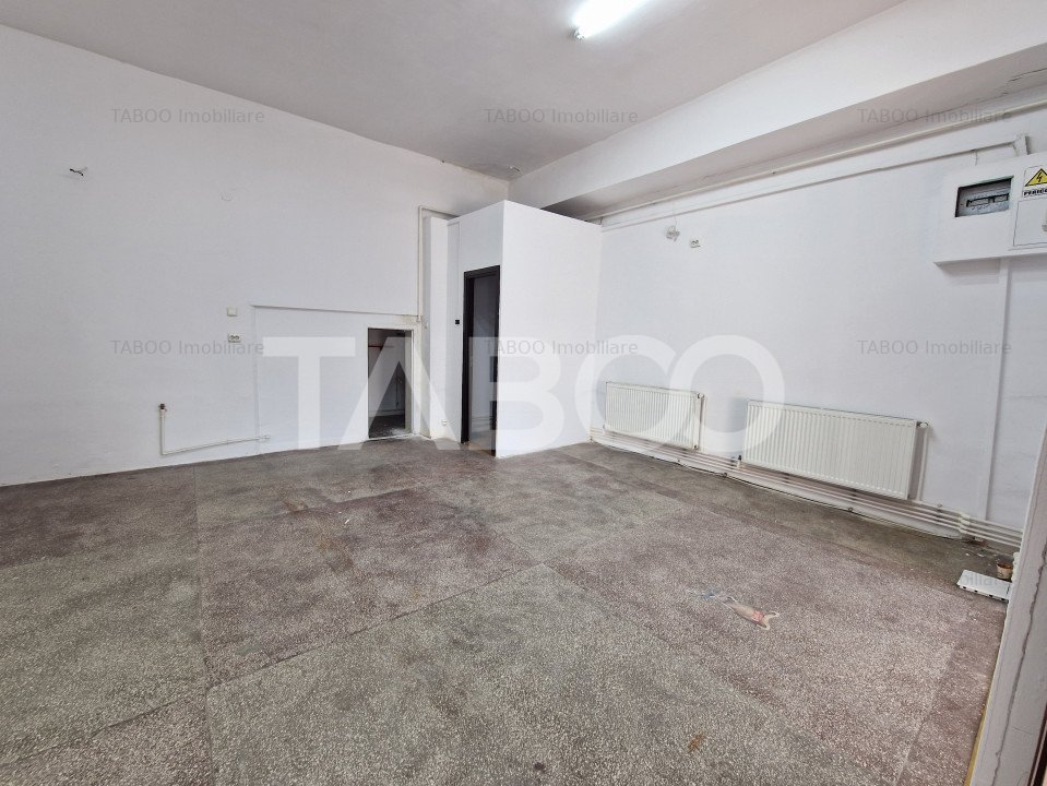 Spatiu comercial 60 mpu cu vitrina stradala de inchiriat in Petrosani