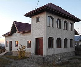 Casa de vânzare 4 camere, în Păun, zona Central