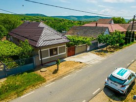 Casa 3 camere în Ghioroc