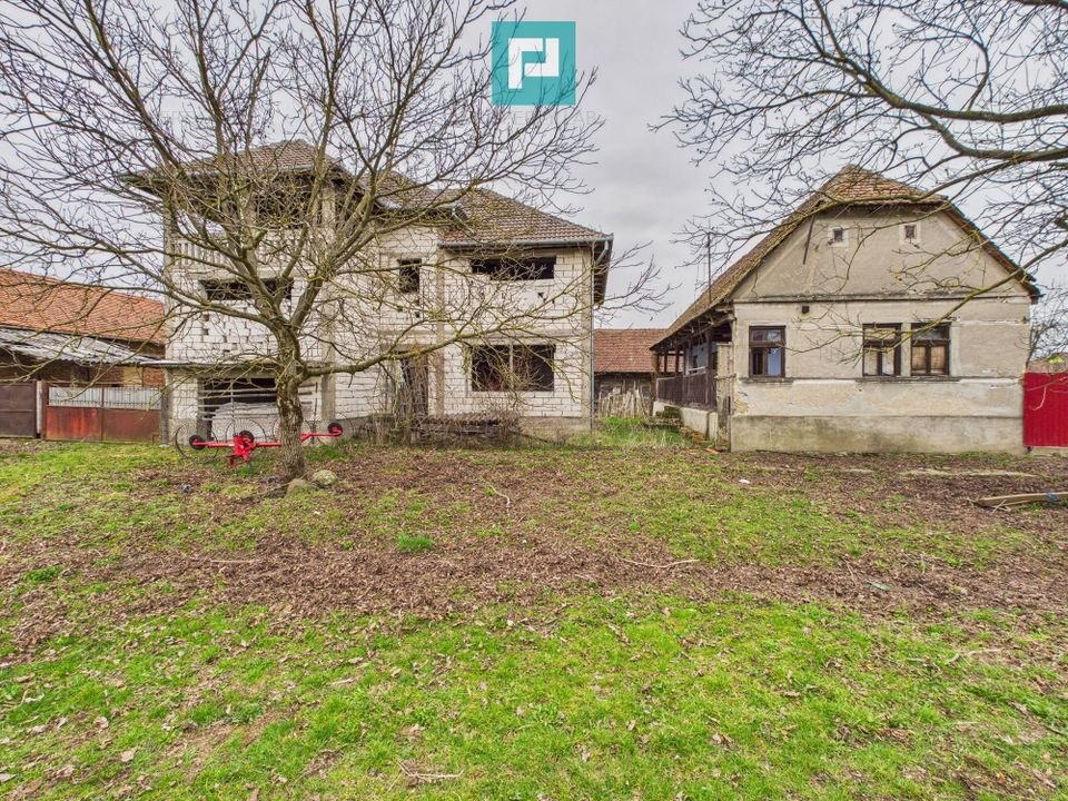 Casa la rosu in localitatea Almas, Arad.