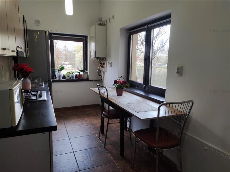 Apartament la vila cu 3 apartamente in Grigorescu