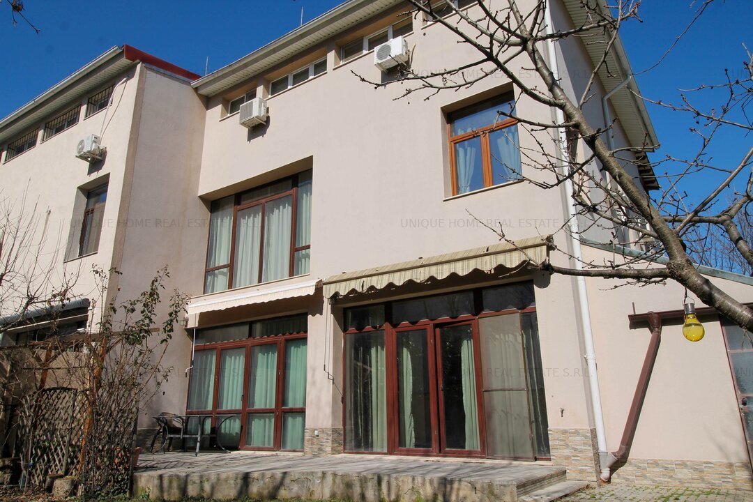Iancu Nicolae:Vila duplex cu 7 camere, spatioasa, aproape de Jolie Ville !