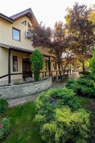 Conac de Lux cu Piscină și Grădină Impresionantă, î