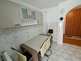 Apartament de închiriat 3 camere, în Galaţi, zona Piaţa Centrală