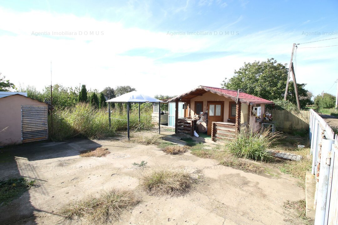 Vand locuinta din lemn si teren intravilan 800mp in Vanatori
