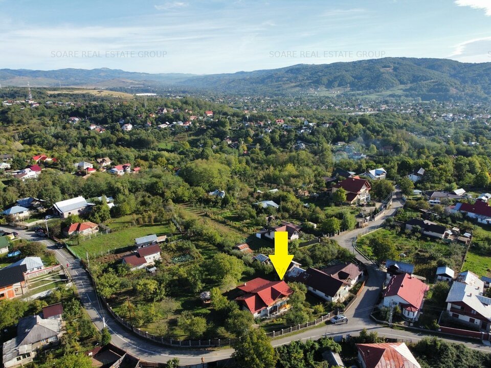 Valenii de Munte central  casa de vacanta pe deal cu livada,teren 2031mp