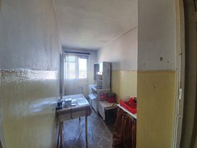 Apartament de vânzare 3 camere, în Galati, zona Piata Centrala