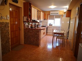 Apartament de vânzare 3 camere, în Focşani, zona Central