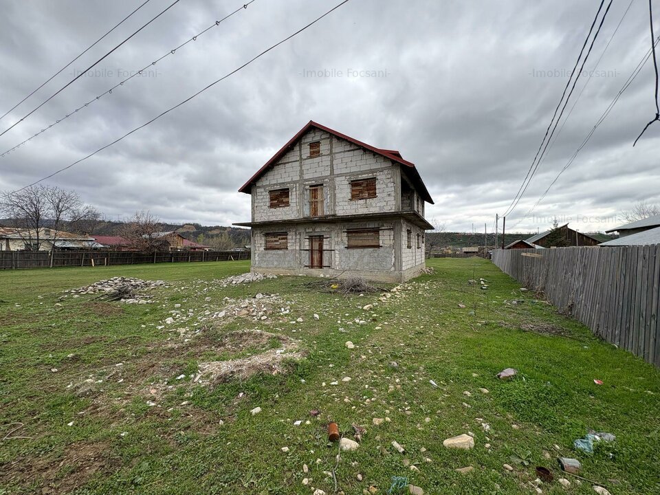 Casa de vanzare P+1E+M Brosteni/ Odobesti + teren 2181mp