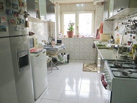 Apartament de vânzare 3 camere, în Bucuresti, zona Decebal