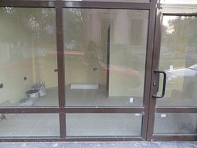 Vânzare spaţiu comercial