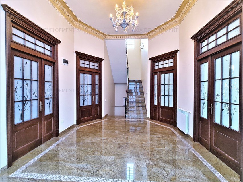 Vila renovata Calea Victoriei - Cismigiu, pretabil sediu ambasada, avocat - imaginea 1