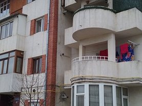 Apartament de vânzare 3 camere în Husi, Central