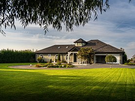 Casa de vânzare 10 camere, în Izvorani