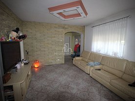 Casa de închiriat 7 camere, în Corunca, zona Central