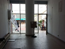 Vânzare spaţiu comercial