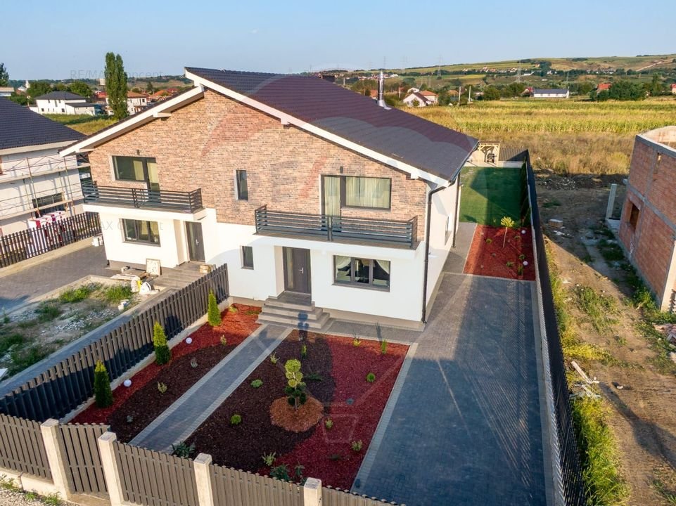 Casa / Vila cu 5 camere de vanzare