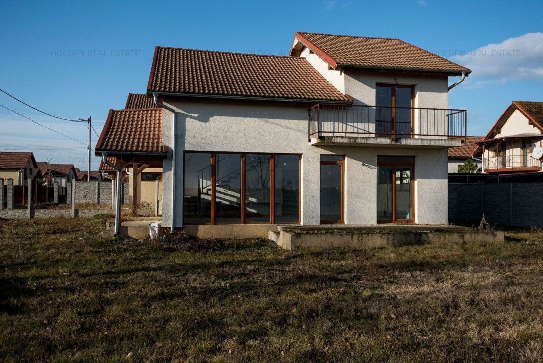 Casa finisata, 3 dormitoare, 3 bai, teren 450 mp, in Pecica