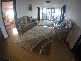 Casa de vânzare 10 camere, în Cristian, zona Central