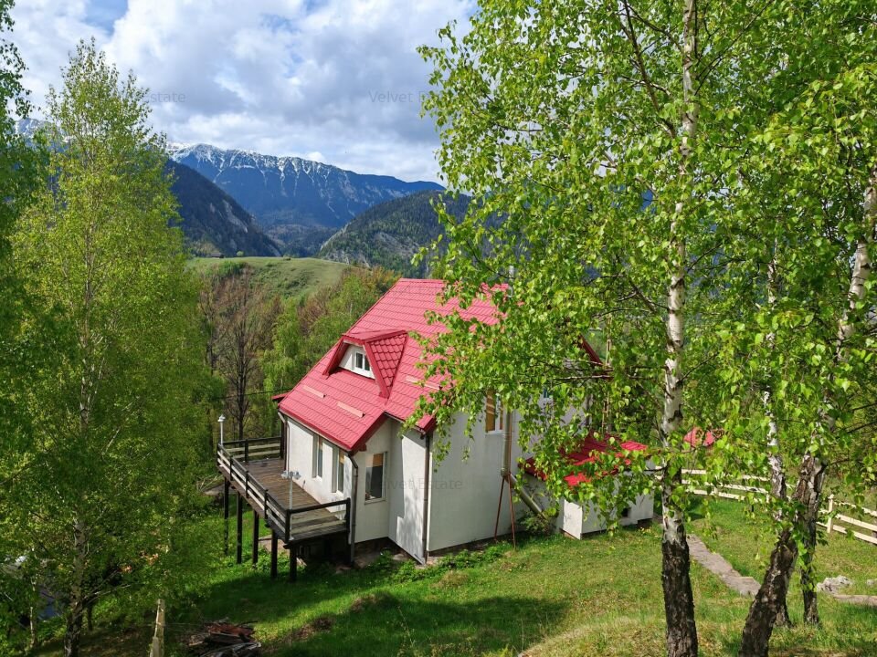 VANZARE CASA CU PRIVELISTE SUPERBA, CATRE CRESTELE MUNTILOR BUCEGI!