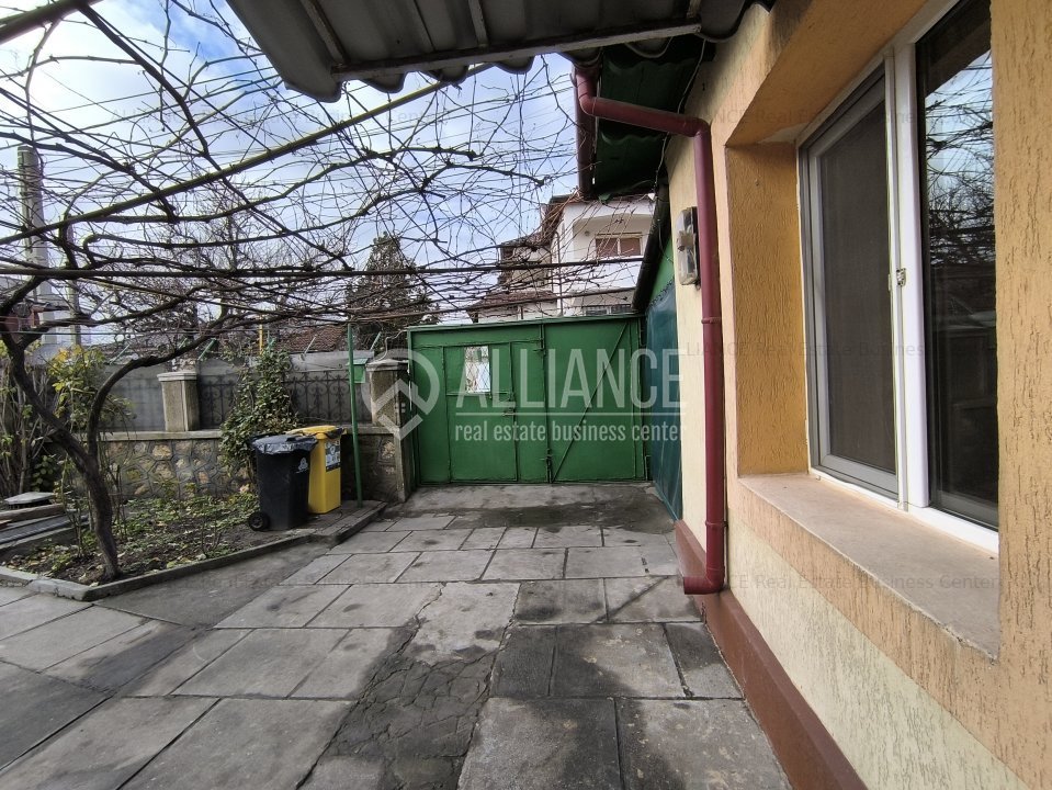 TROCADERO - Casa si curte generoasa!