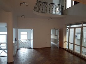 Casa de închiriat 7 camere, în Pitesti, zona Banat