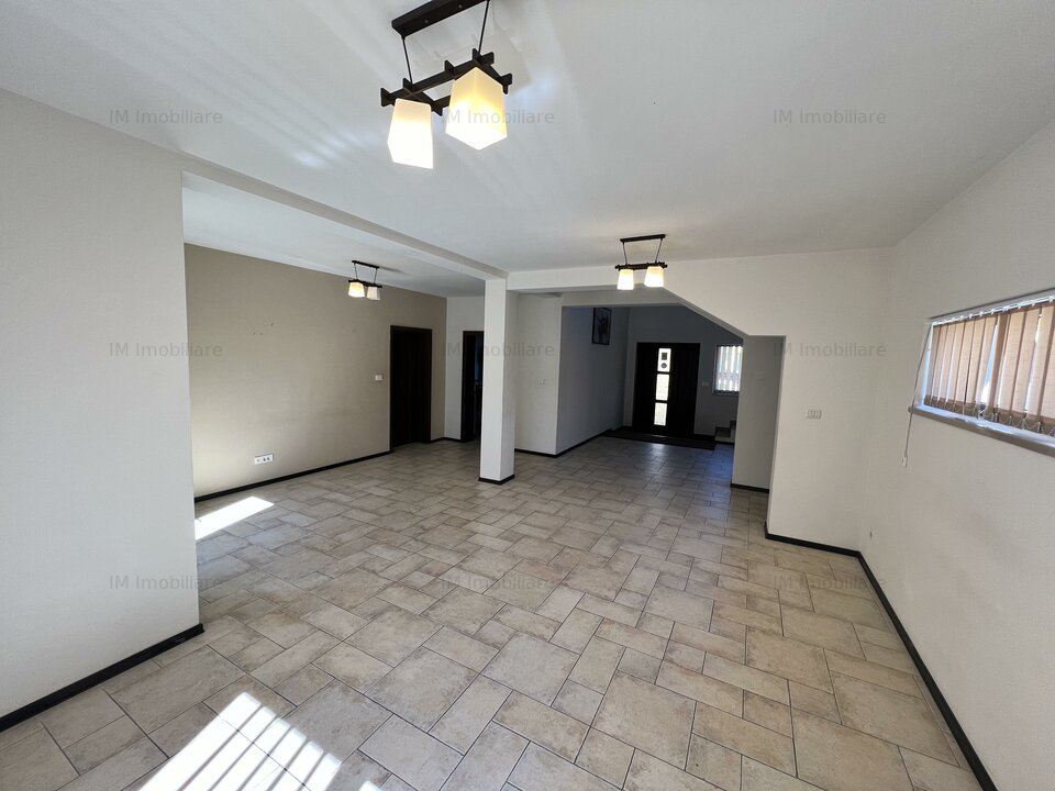 Cetatii -- Casa de inchirat - pretabil rezidential sau birouri - garaj