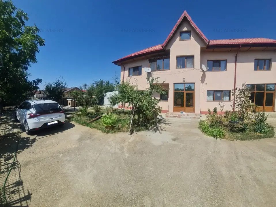 Vilă cu 2 case cuplate de tip duplex, în oraşul Adunaţii Copăceni