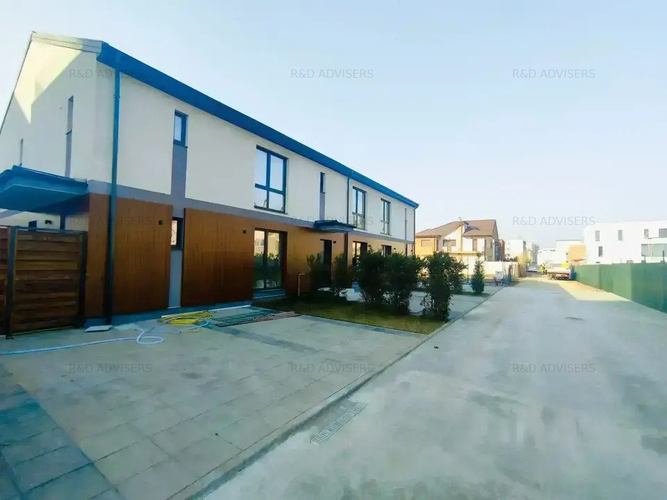 Casa noua de vanzare cu 5 camere + mansarda + doua locuri de parcare