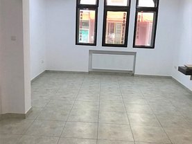 Închiriere spaţiu comercial