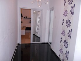 Apartament de vânzare 3 camere, în Târgovişte, zona Micro 11