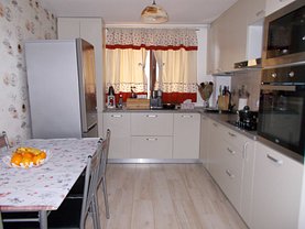 Apartament de vânzare 3 camere, în Târgovişte, zona Micro 4