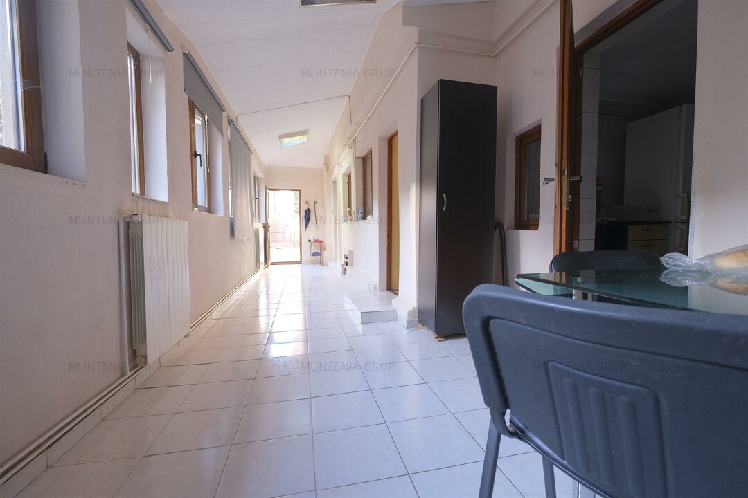 Zona Lacul Tei - casa 5 camere cu 3 bai plus 290 mp . teren