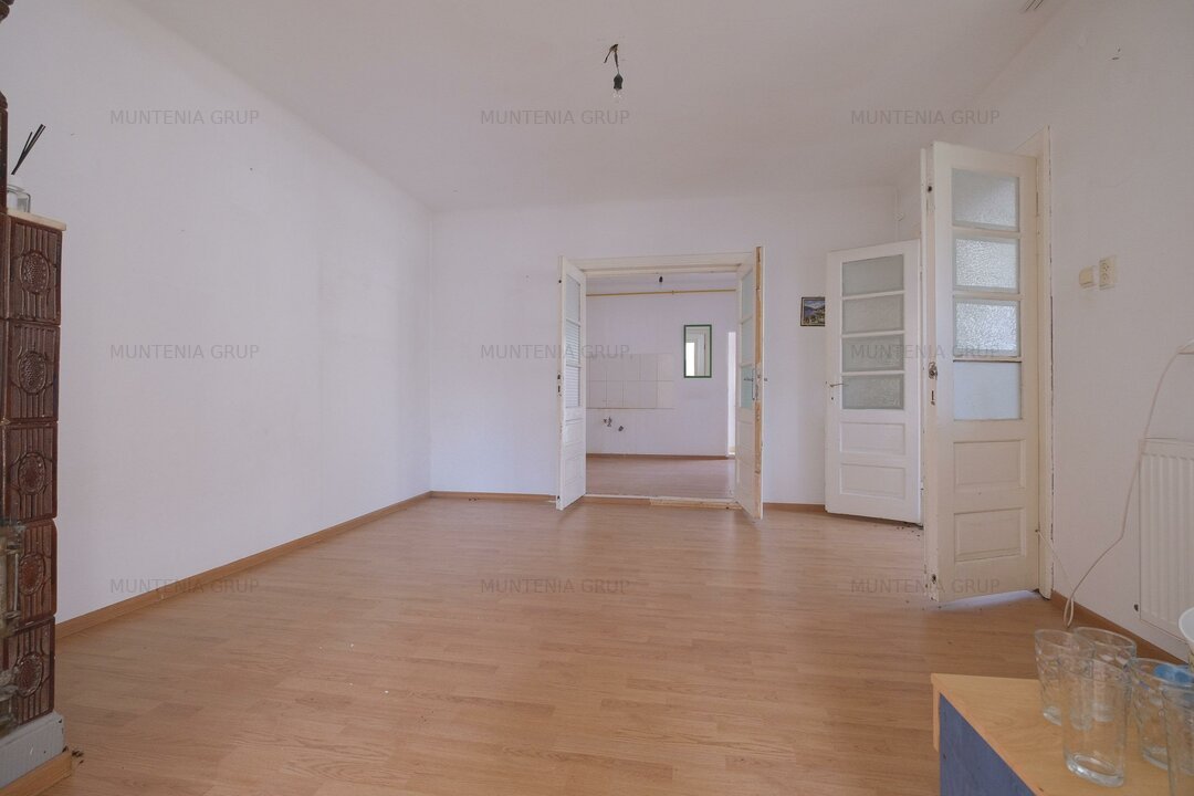 Sos. Chitilei - adiacent, casa 2 camere plus 400 mp. teren