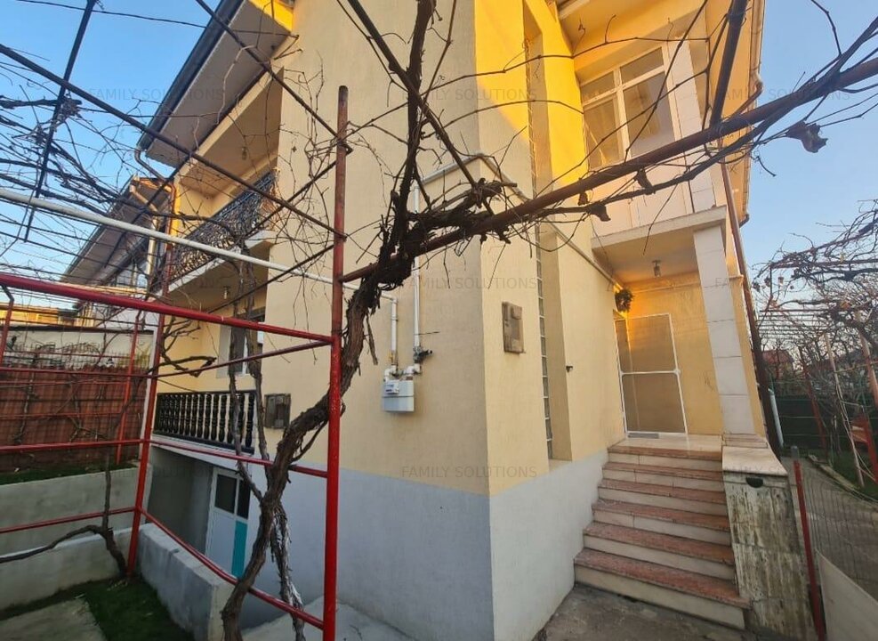 Imobil de inchiriat D+P+E. Pretabil si pentru firme