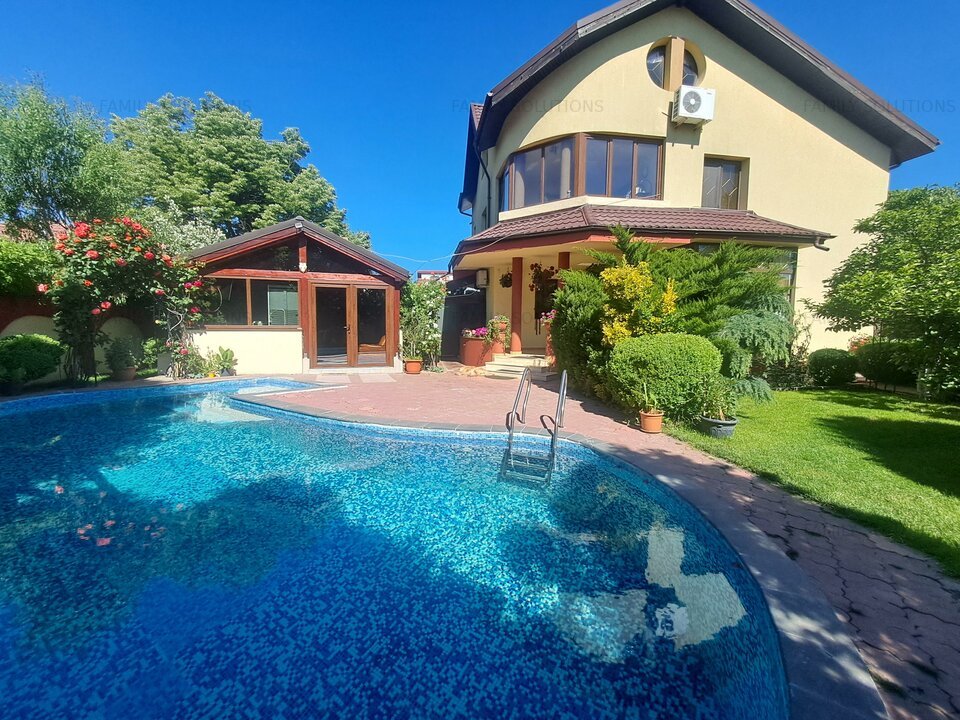 Casa individuala cu piscina. P+1+M. zona foarte buna