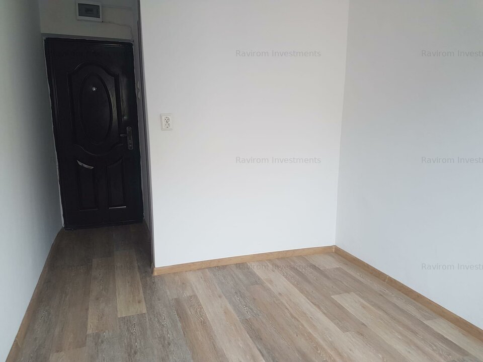 Garsoniera confort trei, etaj unu, renovata, in bloc de garsoniere, libera